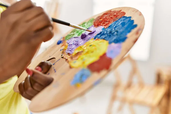アフリカ系アメリカ人の女性がアートスタジオでパレットに色を混ぜる — ストック写真