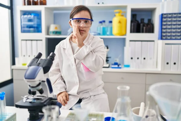 Ragazza Ispanica Con Sindrome Che Lavora Laboratorio Scientifico Mano Sulla — Foto Stock