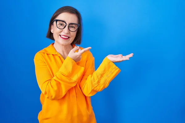 Eine Hispanische Frau Mittleren Alters Mit Brille Steht Erstaunt Vor — Stockfoto