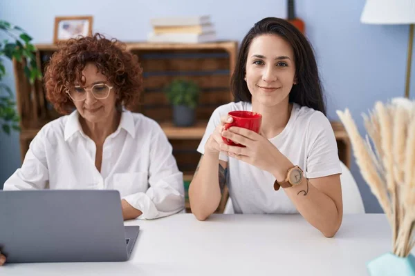 Due Donne Madre Figlia Che Bevono Caffè Utilizzando Computer Portatile — Foto Stock