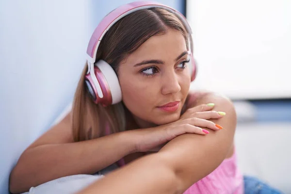 Joven Mujer Hispana Hermosa Escuchando Música Sentada Sofá Casa — Foto de Stock