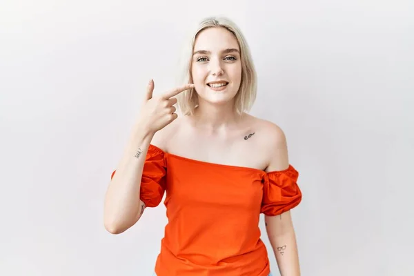 Ung Hvid Kvinde Stående Isoleret Baggrund Peger Med Hånd Finger - Stock-foto