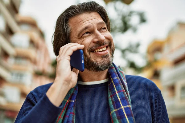 Hombre Guapo Mediana Edad Hablando Por Teléfono Ciudad — Foto de Stock