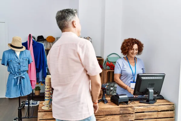 Hombre Mujer Mediana Edad Sonriendo Confiado Compras Tienda Ropa — Foto de Stock