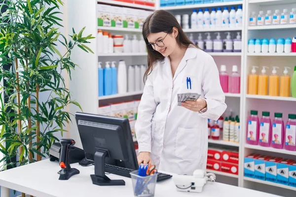 Mulher Branca Jovem Farmacêutico Sorrindo Confiante Contando Dólares Farmácia — Fotografia de Stock