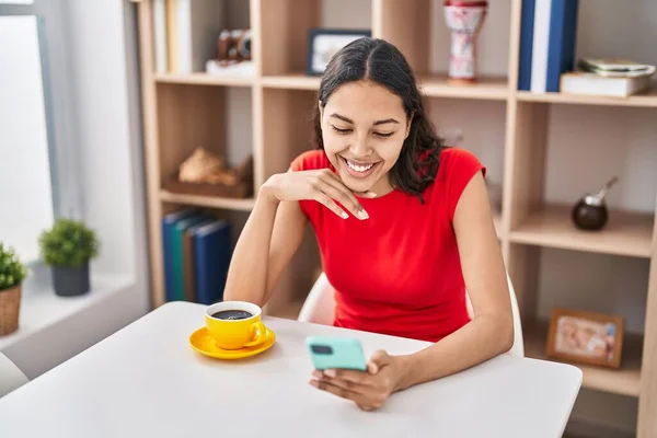 Giovane Donna Afroamericana Che Utilizza Smartphone Bere Caffè Casa — Foto Stock