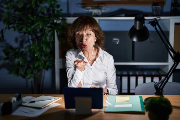 Mujer Mediana Edad Que Trabaja Oficina Por Noche Mirando Cámara —  Fotos de Stock