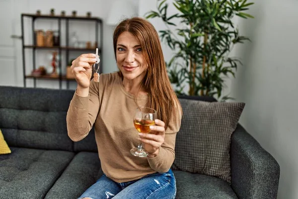 Edad Media Mujer Caucásica Tostadas Con Vino Celebración Llave Nuevo — Foto de Stock