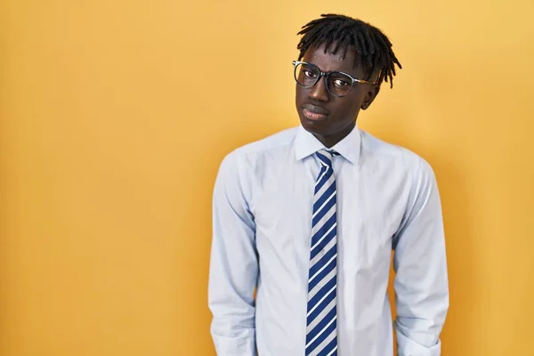 Hombre Africano Con Rastas Pie Sobre Fondo Amarillo Escéptico Nervioso — Foto de Stock