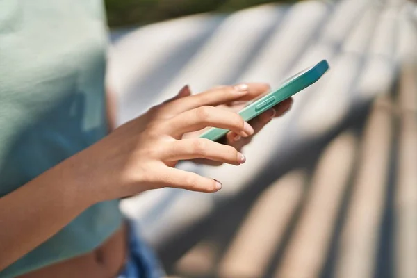 Αξιολάτρευτο Κορίτσι Που Χρησιμοποιεί Smartphone Στο Πάρκο — Φωτογραφία Αρχείου