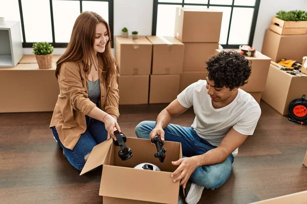 Young Couple Smiling Happy Unboxing Cardboard Box New Home — Stock Photo, Image