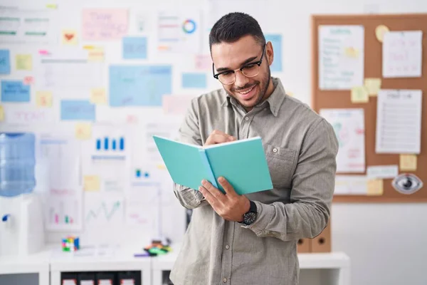 Joven Trabajador Negocios Hispano Escribiendo Cuaderno Oficina —  Fotos de Stock