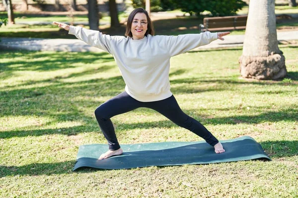 Middle Age Woman Smiling Confident Training Yoga Park — ストック写真