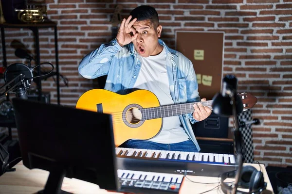 Jovem Hispânico Tocando Guitarra Clássica Estúdio Música Fazendo Gesto Chocado — Fotografia de Stock