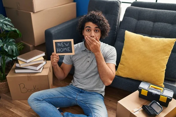 Homem Hispânico Com Cabelo Encaracolado Sentado Chão Nova Casa Cobrindo — Fotografia de Stock