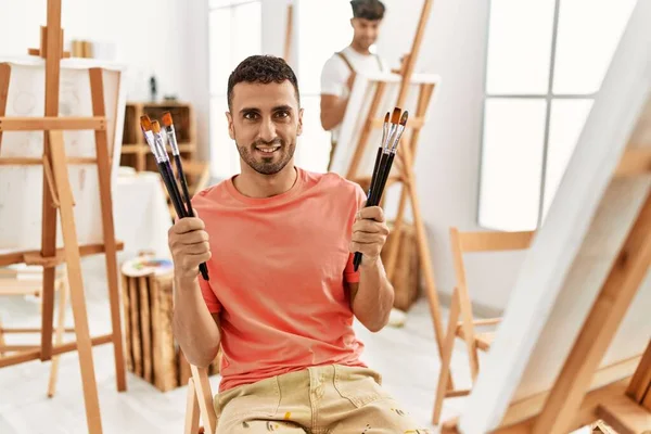 Dva Hispánští Muži Pár Usměvavý Sebevědomé Kreslení Ateliéru — Stock fotografie