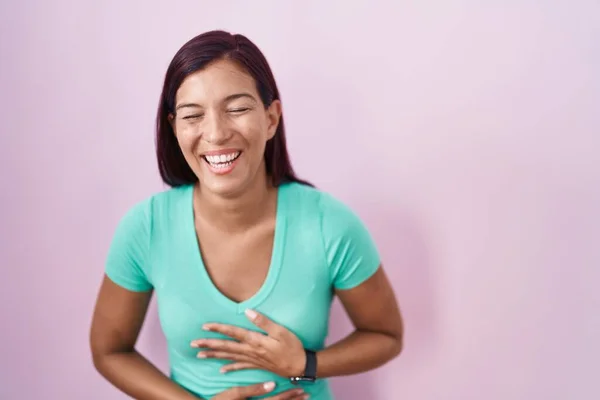 Jeune Femme Hispanique Debout Sur Fond Rose Souriant Riant Fort — Photo