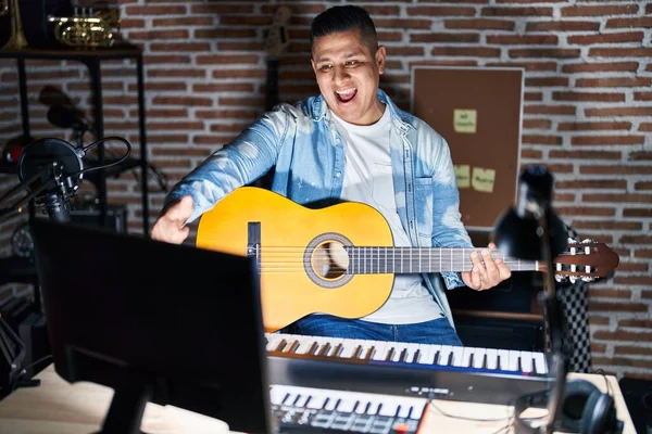 Joven Hispano Tocando Guitarra Clásica Estudio Música Aprobando Hacer Gesto —  Fotos de Stock