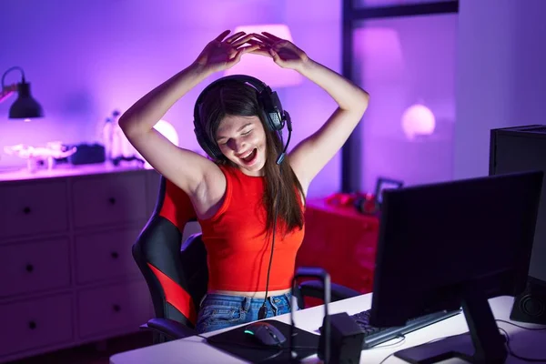 Junge Kaukasische Streamerin Spielt Videospiel Und Hört Musik Spielzimmer — Stockfoto