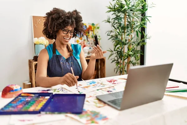 Genç Afrikalı Amerikalı Kadın Resim Stüdyosunda Online Çizim Dersi Aldığı — Stok fotoğraf