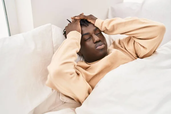 Africano Americano Homem Estressado Deitado Cama Quarto — Fotografia de Stock