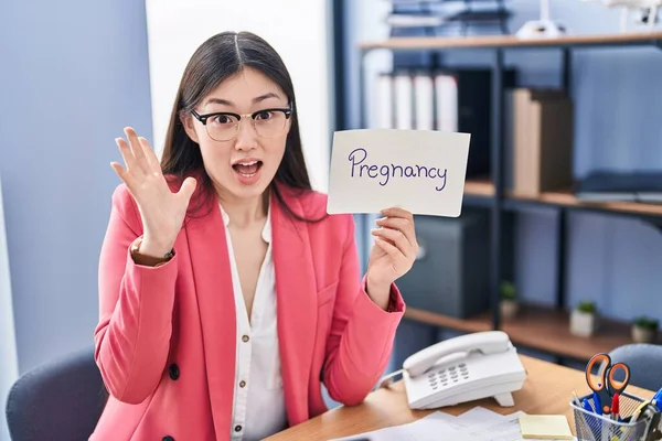 Čínská Mladá Žena Pracující Kanceláři Drží Těhotenský Znak Slaví Vítězství — Stock fotografie
