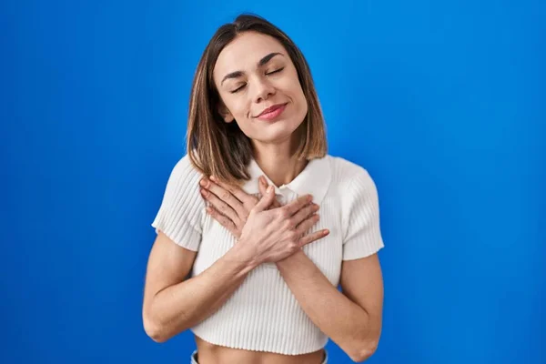 Mulher Hispânica Sobre Fundo Azul Sorrindo Com Mãos Peito Com — Fotografia de Stock