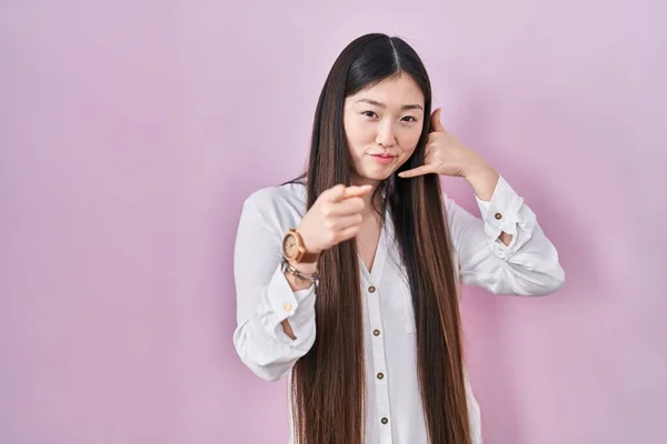 Chinês Jovem Mulher Sobre Fundo Rosa Sorrindo Fazendo Falar Gesto — Fotografia de Stock