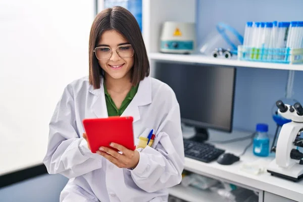 Joven Hermosa Mujer Hispana Científica Sonriendo Confiada Usando Touchpad Laboratorio — Foto de Stock