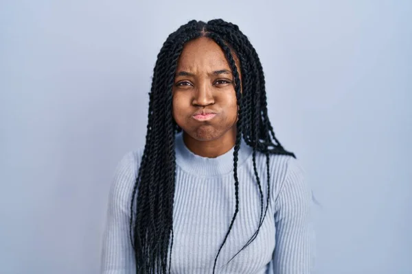 Африканская Американка Стоящая Синем Фоне Пыхтя Щеками Смешным Лицом Рот — стоковое фото