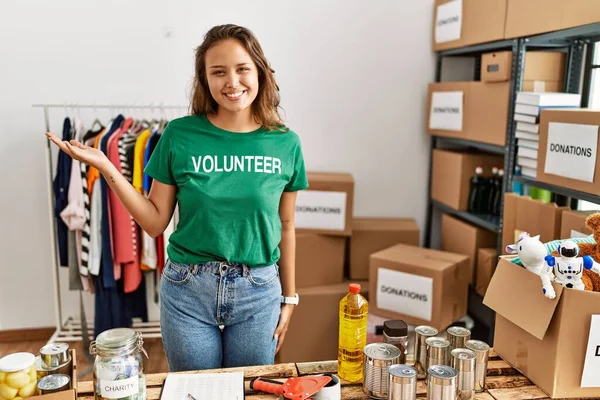 Bağışta Gönüllü Tişört Giyen Güzel Spanyol Kadın Gülümsüyor Avucunun Içi — Stok fotoğraf