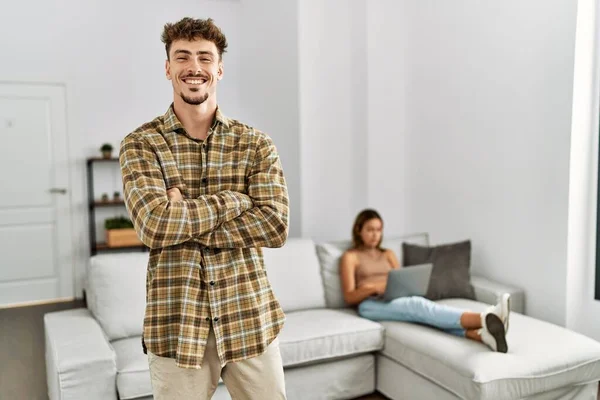 Joven Hombre Guapo Sala Estar Con Novia Cara Feliz Sonriendo —  Fotos de Stock