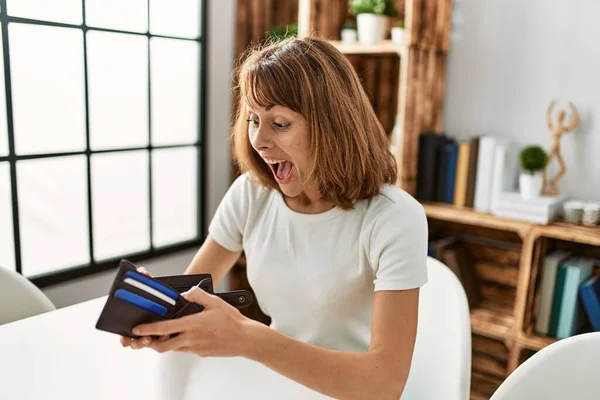 Young Caucasian Woman Suprised Looking Wallet Home — Stock Photo, Image