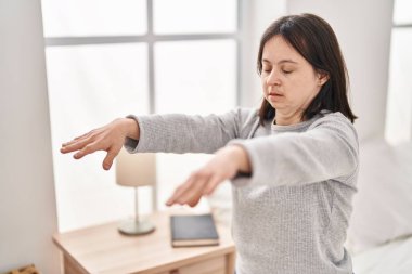 Down sendromlu uyurgezer genç kadın yatak odasında uyurgezer