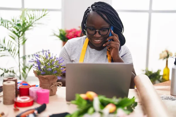 Afrikaans Amerikaanse Vrouw Bloemist Praten Smartphone Met Behulp Van Laptop — Stockfoto