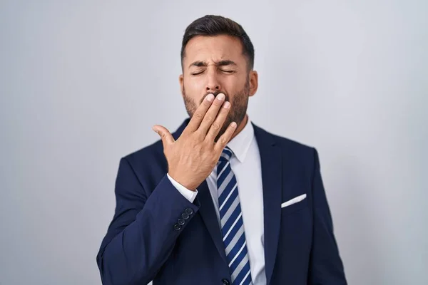 Yakışıklı Takım Elbiseli Kravatlı Adam Ağzıyla Ağzını Kapatmaktan Sıkılmış Huzursuz — Stok fotoğraf
