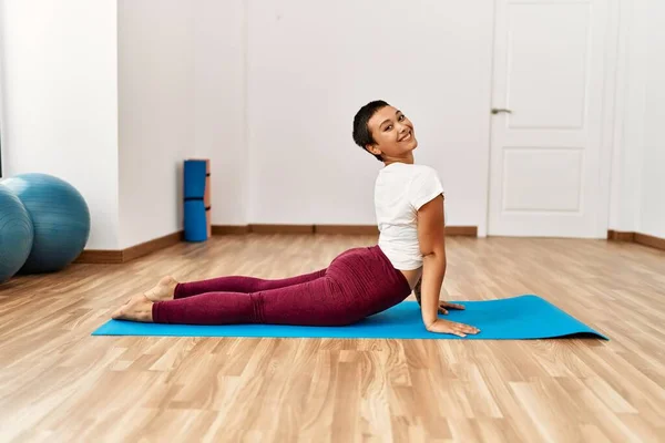 Genç Spanyol Kadın Spor Merkezinde Yoga Eğitimi Alırken Gülümsüyor — Stok fotoğraf