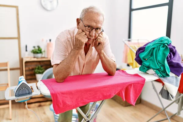 Starší Muž Unavený Opírající Žehlicí Prkno Prádelně — Stock fotografie