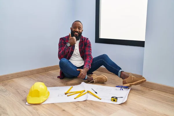 Afrikanischer Mann Der Seinem Neuen Zuhause Auf Dem Boden Sitzt — Stockfoto