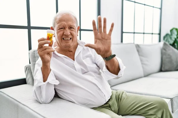 Uomo Anziano Che Tiene Pillole Facendo Fermare Gesto Con Palmi — Foto Stock