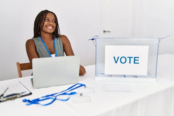 Молодая Африканская Американка Работающая Политических Выборах Сидя Улыбкой Лице Естественным — стоковое фото