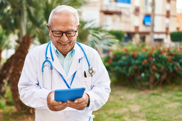 Senior Man Wearing Doctor Uniform Using Touchpad Park — Stok fotoğraf