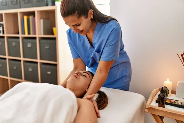 Due Donne Terapeuta Paziente Avendo Sessione Massaggio Massaggiare Spalle Centro — Foto Stock