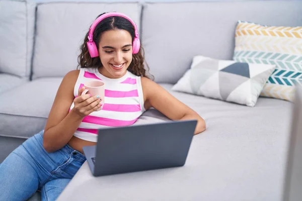 Giovane Bella Donna Ispanica Ascoltando Musica Bere Caffè Casa — Foto Stock