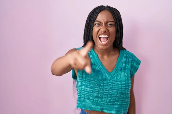 Joven Afroamericano Con Trenzas Pie Sobre Fondo Rosa Señalando Disgustado —  Fotos de Stock