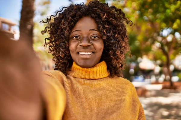 Afričanky Americká Žena Usmívá Sebevědomě Dělat Selfie Kamery Parku — Stock fotografie