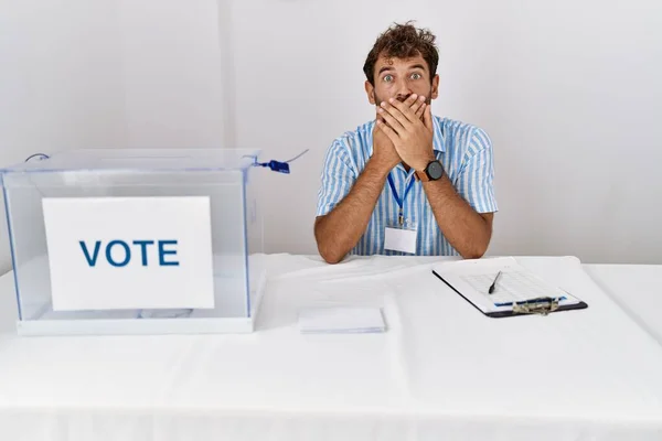 Mladý Pohledný Muž Politických Volbách Sedící Volebních Lístků Šokovaně Zakryl — Stock fotografie