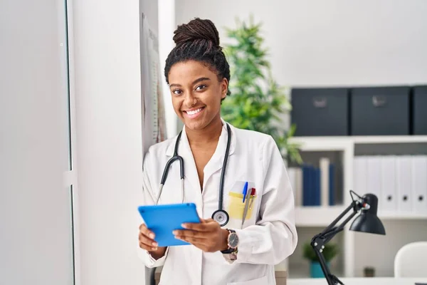 Mujer Afroamericana Vistiendo Uniforme Médico Usando Touchpad Trabajando Clínica —  Fotos de Stock