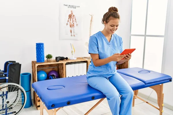 Junge Schöne Hispanische Physiotherapeutin Lächelt Selbstbewusst Mit Touchpad Reha Klinik — Stockfoto