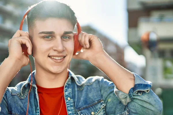 Νεαρός Καυκάσιος Που Φοράει Ακουστικά Ακούγοντας Μουσική Στην Πόλη — Φωτογραφία Αρχείου